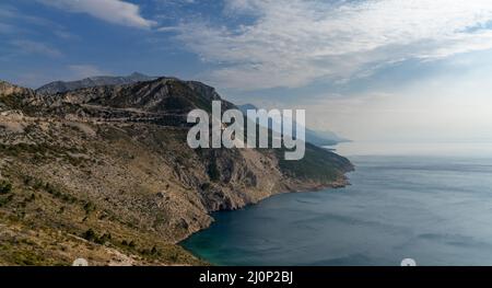 Blick auf die Adria-Autobahn und die dalmatinische Küste in der Nähe von Makarska Stockfoto