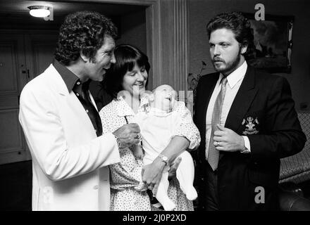 Tom Jones mit seinem elf Monate alten Enkel Alexander, Sohn Mark Woodward und Schwiegertochter Donna in ihrem Londoner Hotel. 3.. September 1983. Stockfoto