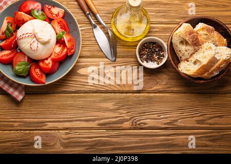Salat mit Burrata-Käse und Tomaten von oben Kopieplatz Stockfoto