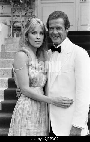 A View to a Kill 1984 James Bond Film, Photocall outside the Chateau de Chantilly in France, Donnerstag, 16.. August 1984, Tanya Roberts als Stacey Sutton und Roger Moore als James Bond, MI6 Agent 007. Stockfoto