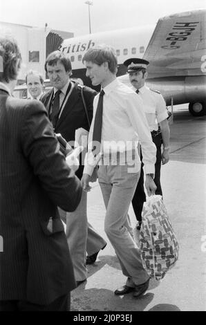 Unterleutnant Ian „Soapy“ Watson kommt am Flughafen Gatwick an. Am 7.. Juni wurde er gezwungen, seinen Harrier-Sprungjet auf einem kleinen spanischen Containerschiff Alraigo zu landen. Der Harrier hatte nur noch eine Minute Treibstoff übrig, als er ihn auf den schweren Decks des spanischen Schiffes im Atlantik landete. 10.. Juni 1983. Stockfoto