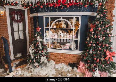 Teddybären-Fenster. Hohe Qualität und Auflösung schönes Fotokonzept Stockfoto