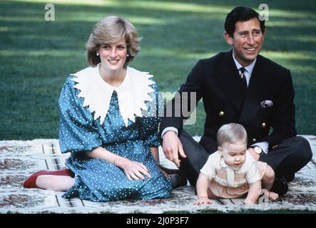 Prinz und Prinzessin von Wales Touren durch Australien und Neuseeland im Frühjahr 1983. Prinz Charles und Prinzessin Diana posieren für Pressefotografen im Government House, Wellington, Neuseeland mit dem Baby Prinz William. 23.. April 1983. Stockfoto