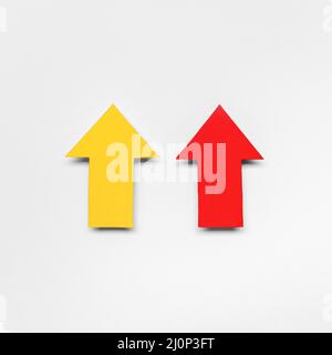 Rote gelbe Pfeilzeichen . Hohe Qualität und Auflösung schönes Fotokonzept Stockfoto