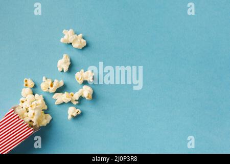 Draufsicht Popcorn Komposition blauer Hintergrund mit Kopierplatz. Hohe Qualität und Auflösung schönes Fotokonzept Stockfoto