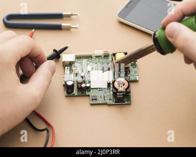 Mann mit Lötkolben Schaltung (1) . Hohe Qualität und Auflösung schönes Fotokonzept Stockfoto