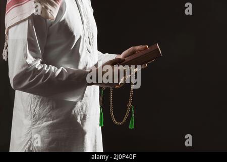Mann traditionelle arabische Kleidung mit koran. Hohe Qualität und Auflösung schönes Fotokonzept Stockfoto