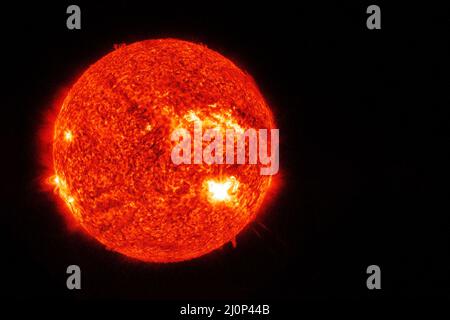 Die Sonne, auf einem dunklen Hintergrund. Elemente dieses Bildes, die von der NASA eingerichtet wurden. Hochwertige Fotos Stockfoto