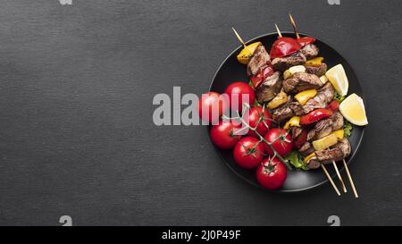 Draufsicht köstlicher Kebab mit Tomaten Platz kopieren. Hohe Qualität und Auflösung schönes Fotokonzept Stockfoto