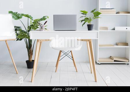 Arbeitsplatz des Büromitarbeiters mit Laptop-Tisch. Hohe Qualität und Auflösung schönes Fotokonzept Stockfoto