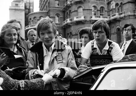 Shirley MacLaine kommt bei der BBC an, um für ihr neues Buch „Out on a Limb“ zu werben. 4.. Oktober 1983. Stockfoto