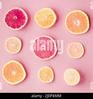 Scheiben frische Zitrusfrüchte rosa Hintergrund. Hohe Qualität und Auflösung schönes Fotokonzept Stockfoto