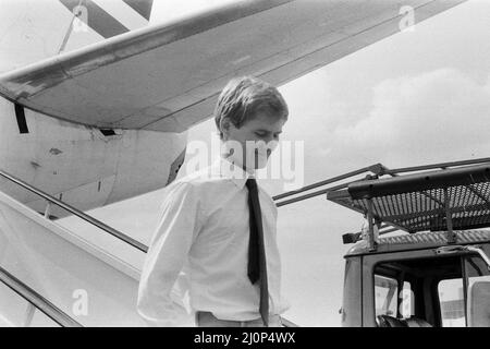 Unterleutnant Ian „Soapy“ Watson kommt am Flughafen Gatwick an. Am 7.. Juni wurde er gezwungen, seinen Harrier-Sprungjet auf einem kleinen spanischen Containerschiff Alraigo zu landen. Der Harrier hatte nur noch eine Minute Treibstoff übrig, als er ihn auf den schweren Decks des spanischen Schiffes im Atlantik landete. 10.. Juni 1983. Stockfoto