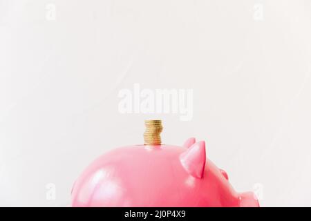 Gestapelte goldene Münzen Sparschwein Slot. Hohe Qualität und Auflösung schönes Fotokonzept Stockfoto