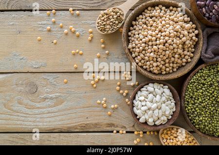 Draufsicht Beans Arrangement Holztisch. Hohe Qualität und Auflösung schönes Fotokonzept Stockfoto