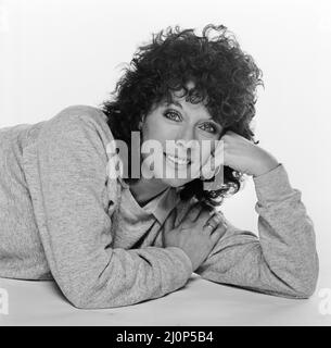 Jill Gascoine, Schauspielerin und Star der Fernsehdetektivserie The Gentle Touch und C.A.T.S Eyes, in diesem Studiodreh aus dem Jahr 1984 aufgenommen am 14.. Oktober 1984 Stockfoto