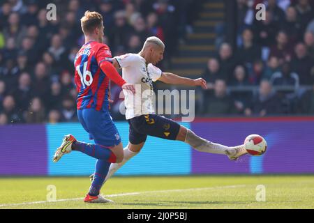 London, Großbritannien. London, Großbritannien. 20. März 2022. London, Großbritannien. 20. März 2022. 20.. März 2022 ; Selhurst Park, Crystal Palace, London, England; Premier League Football, Crystal Palace gegen Everton; Richarlison von Everton schießt beim Tor Credit: Action Plus Sports Images/Alamy Live News Credit: Action Plus Sports Images/Alamy Live News Credit: Action Plus Sports Images/Alamy Live News Stockfoto