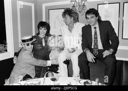 Von links nach rechts, Elton John, Liza Minnelli, Alana Stewart, Rod Stewart, Und Mark Gero (Minnellis Ehemann). Sie werden im White Elephant zur Feier von Liza Minnellis Eröffnungsshow in London abgebildet. 17. Mai 1983. Stockfoto