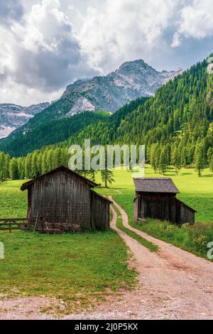 Alte Almhütte in den Dolomiten Stockfoto