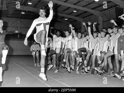 Stella Mae vom English Dance Theatre führt Sam Allardyce und den Rest der Mannschaft der Stadt auf Herz und Nieren, als Ballet an den Tag kam, an dem die Sky Blue Connection auftrat.17.. November 1983 Stockfoto