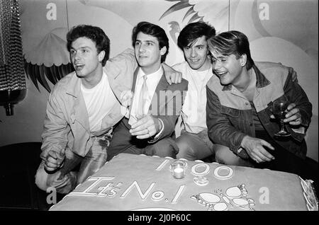 Top of the Pops 1000. Programmparty. Im Bild: Mitglieder des Spandau Ballet mit dem Top of the Pops Cake im Gardens Night Club in Kensington, London. 5. Mai 1983. Stockfoto