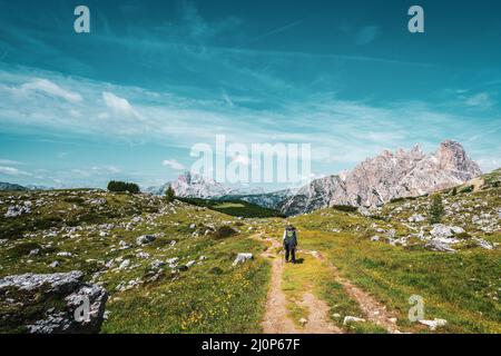 Backpacker auf Wanderwegen in den Dolomiten Stockfoto