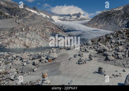 Alpine Felslandschaft, Blick auf den Rhonegletscher im Sommer 2021. Am Grund des Gletschers befindet sich der See, der durch das Schmelzen des Eises durch den Klimawandel gebildet wird. Hochwertige Fotos. Stockfoto