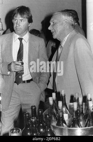 Keith Burkinshaw Tottenham Hotspur Manager mit der Spurs-Legende Bill Nicholson, zusammen beim Football Writers Lunch im „Ye Olde Cheshire Cheese“-Restaurant in der Fleet Street London, August 1983. Stockfoto