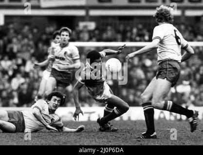 Howard Gayle von Birmingham City verliert seinen Weg und stürzt sich, beobachtet von Rostron (links) und Franklin (rechts). Birmingham City gegen Watford, FA Cup Viertelfinale, Endstand 3-1 gegen Watford. 10.. März 1984. Stockfoto