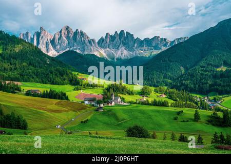 Panoramablick auf die Kirche St. Magdalena in den Dolomiten Stockfoto