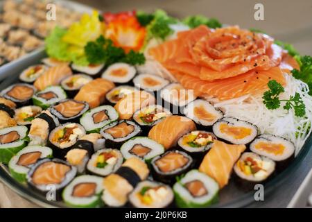Sushi-Snacks. Eine Auswahl an Sushi auf einer Platte. Stockfoto