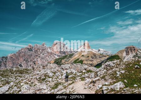 Backpacker auf Wanderwegen in den Dolomiten Stockfoto