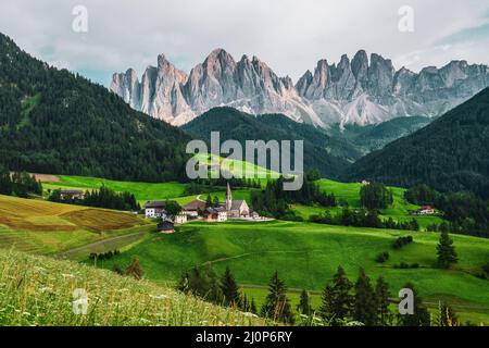 Panoramablick auf die Kirche St. Magdalena in den Dolomiten Stockfoto