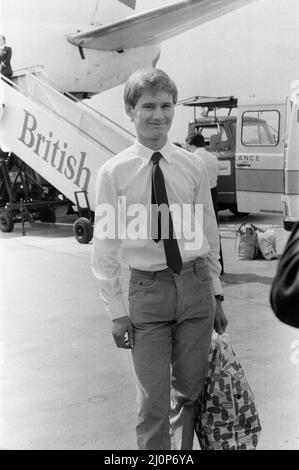 Unterleutnant Ian „Soapy“ Watson kommt am Flughafen Gatwick an. Am 7.. Juni wurde er gezwungen, seinen Harrier-Sprungjet auf einem kleinen spanischen Containerschiff Alraigo zu landen. Der Harrier hatte nur noch eine Minute Treibstoff übrig, als er ihn auf den schweren Decks des spanischen Schiffes im Atlantik landete. 10.. Juni 1983. Stockfoto