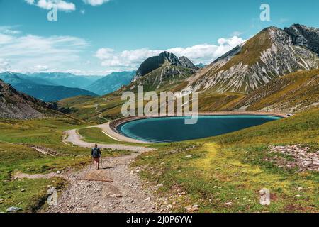 Backpacker auf Wanderwegen in den Dolomiten Stockfoto