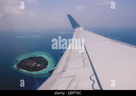 Luftaufnahme vom Flugzeugfenster zur Insel Male im Blauen Indischen Ozean, Republik Malediven Stockfoto