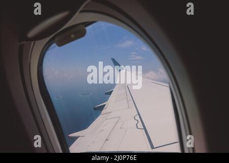 Luftaufnahme vom Flugzeugfenster zur Insel Male im Blauen Indischen Ozean, Republik Malediven Stockfoto