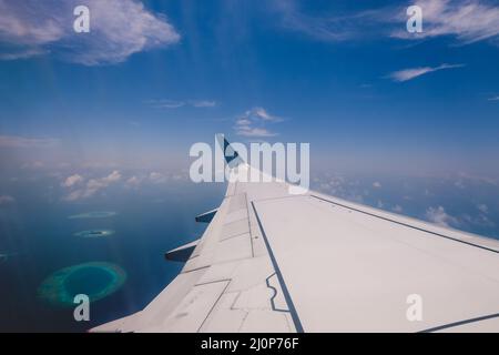 Luftaufnahme vom Flugzeugfenster zur Insel Male im Blauen Indischen Ozean, Republik Malediven Stockfoto