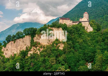 Schloss Tirol aus der Sicht von Dorf Tirol in Südtirol. Stockfoto