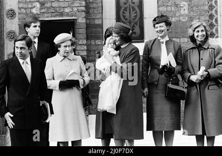 Ihre Majestät Königin Elizabeth II. Nimmt als Pate an der Taufe von König Konstantins Tochter Theodora Teil. Vier Königinnen waren bei der Taufe in Bayswater in der griechischen Kathedrale anwesend. Von links nach rechts König Konstantin, Kronprinz Paul, Ihre Majestät die Königin, Königin Anne-Marie mit dem Baby Theodora, Königin Margrethe von Dänemark und Königin Sophia von Spanien. 20.. Oktober 1983. Stockfoto