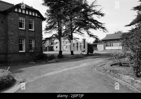 Das Catherine-de-Barnes Isolation Hospital, das sich ständig im Stand befindet, um Pocken zu behandeln. Sie nahmen Patienten zuletzt 1978 während des Pockenausbruchs an der Universität Birmingham auf. Im Bild ein Außengelände des Krankenhauses, das sich auf einem attraktiven Gelände innerhalb seines hohen Umzäunens befindet. Catherine-de-Barnes, Solihull. 3.. August 1983. Stockfoto