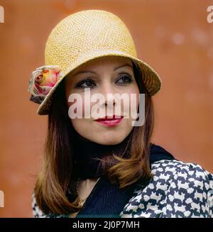 Vintage Italy 1970s, hübsches Frauenportrait mit Cloche-Hut, Europa, Stockfoto