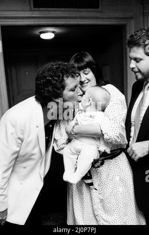 Tom Jones mit seinem elf Monate alten Enkel Alexander, Sohn Mark Woodward und Schwiegertochter Donna in ihrem Londoner Hotel. 3.. September 1983. Stockfoto