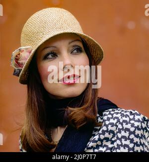 Vintage Italy 1970s, lächelndes, hübsches Frauenporträt mit Cloche-Hut, Europa, Stockfoto