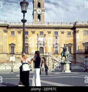 Vintage Rome 1970s, stilvolles Flirten für Paare, Piazza del Campidoglio, Palazzo Senatorio, Kapitol, Italien, Europa, Stockfoto