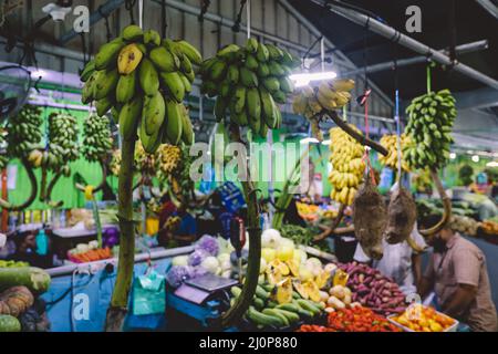 Frisches und buntes Obst und Gemüse auf dem lokalen maledivischen Markt in Male City Stockfoto