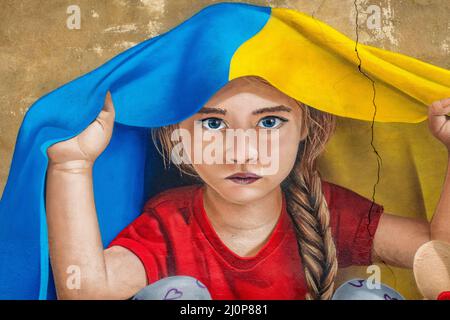 Ein Mädchen, das unter ukrainischer Flagge Schutz nimmt, Wandgemälde von ChemiS (tschechischer Künstler mit kasachischen Wurzeln, Dmitri Proshkin), Nusle, Prag, Tschechische republik Stockfoto