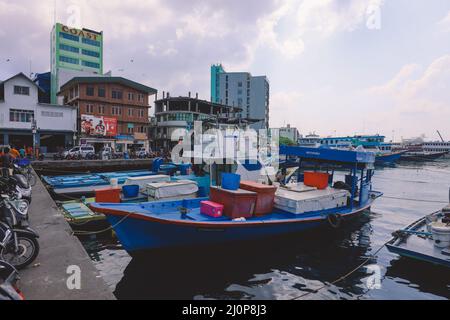 Bunte Boote und Schiffe in der maledivischen Blue Water Marina der Stadt Male Stockfoto