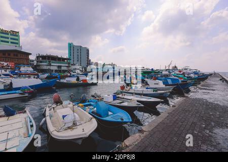 Bunte Boote und Schiffe in der maledivischen Blue Water Marina der Stadt Male Stockfoto