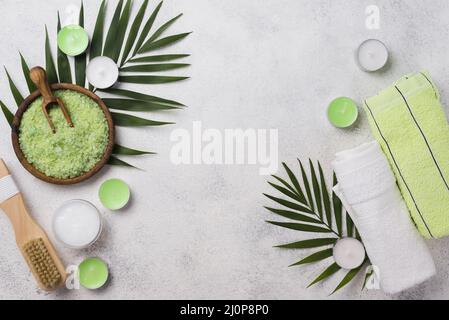 Spa-Handtücher mit Kerzenbürste von oben. Hohe Qualität und Auflösung schönes Fotokonzept Stockfoto